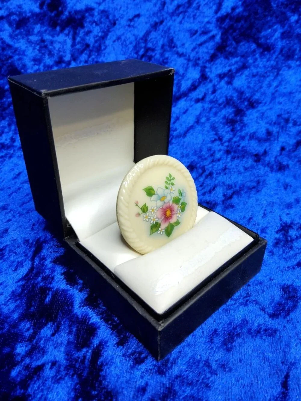 vintage avon 1950s-60s beautifull floral porcelain button brooch